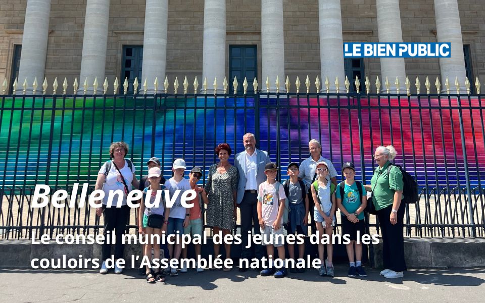 Photo prise devant l'Assemblée nationale lors de la visite des conseils municipaux des jeunes de Belleneuve et Auxonne